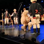 vystupujúci v krojoch na pódiu