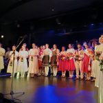 vystupujúci v krojoch na pódiu