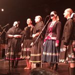 vystupujúci v krojoch na pódiu