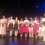 vystupujúci v krojoch na pódiu