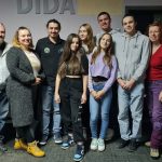 skupinová fotka v interiéri