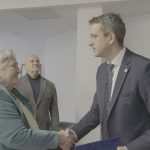 účastníci stretnutia, podávanie rúk