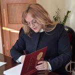 Pani Vuksic pri podpise