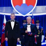 Stretnutie s vojvodinskými Slovákmi počas oficiálnej návštevy v Srbskej republike, ponúkanie chlebov a soľou, vítajúci v krojoch