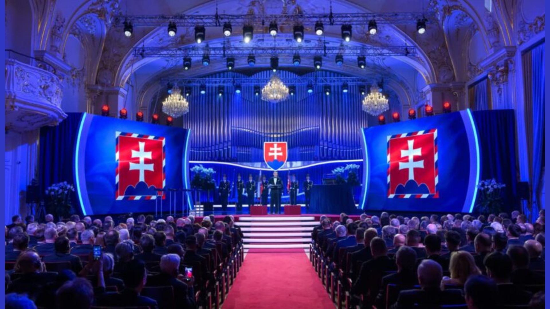 pódium, na ktorom prezident udeľuje vyznamenania, vyzdobené štátnymi znakmi