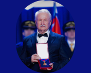 Pavel Babka, drží v rukách ocenenie