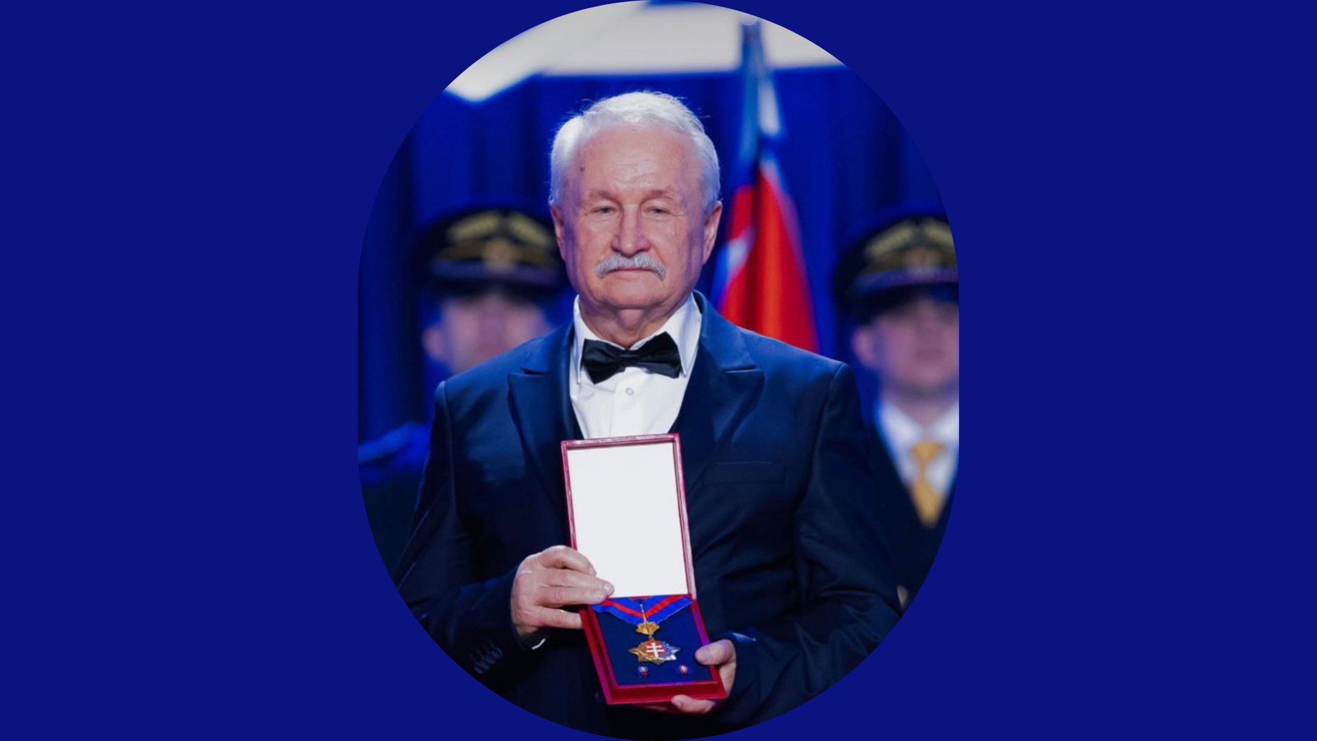 Pavel Babka, drží v rukách ocenenie