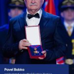 Pavel Babka drží vyznamenanie