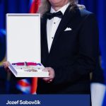 Jozef Sabovčík drží vyznamenanie