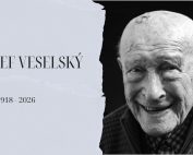 čienobiela foto, usmievajúci sa Joe Veselský v staršom veku