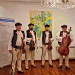 muži v krojoch, hudobníci