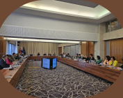 Pracovné rokovanie - ľudia za pracovný stolom