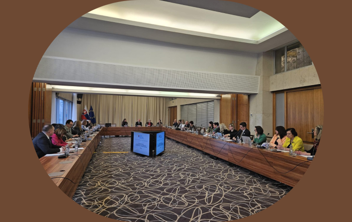 Pracovné rokovanie - ľudia za pracovný stolom