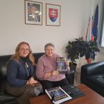 dve sediace ženy, sandra kralj vuksic a predsednicka uszz Dagmar Reočeková, predsedníčka drží v rukách casopis Prameň, časopis Slovákov v Chorvátsku