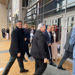 ľudia vstupujú do kult. centra