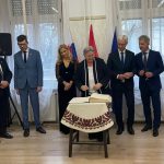 Pamatna kniha, podpis, interiér, skupina ľudí