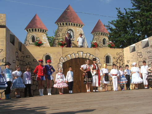 deti v krojoch na pódiu