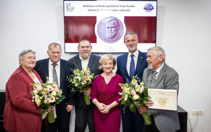 Skupinová foto, ocenení s predsedníčkou, predsedom NR SR Rašim a poslankyňou Lašákovou.