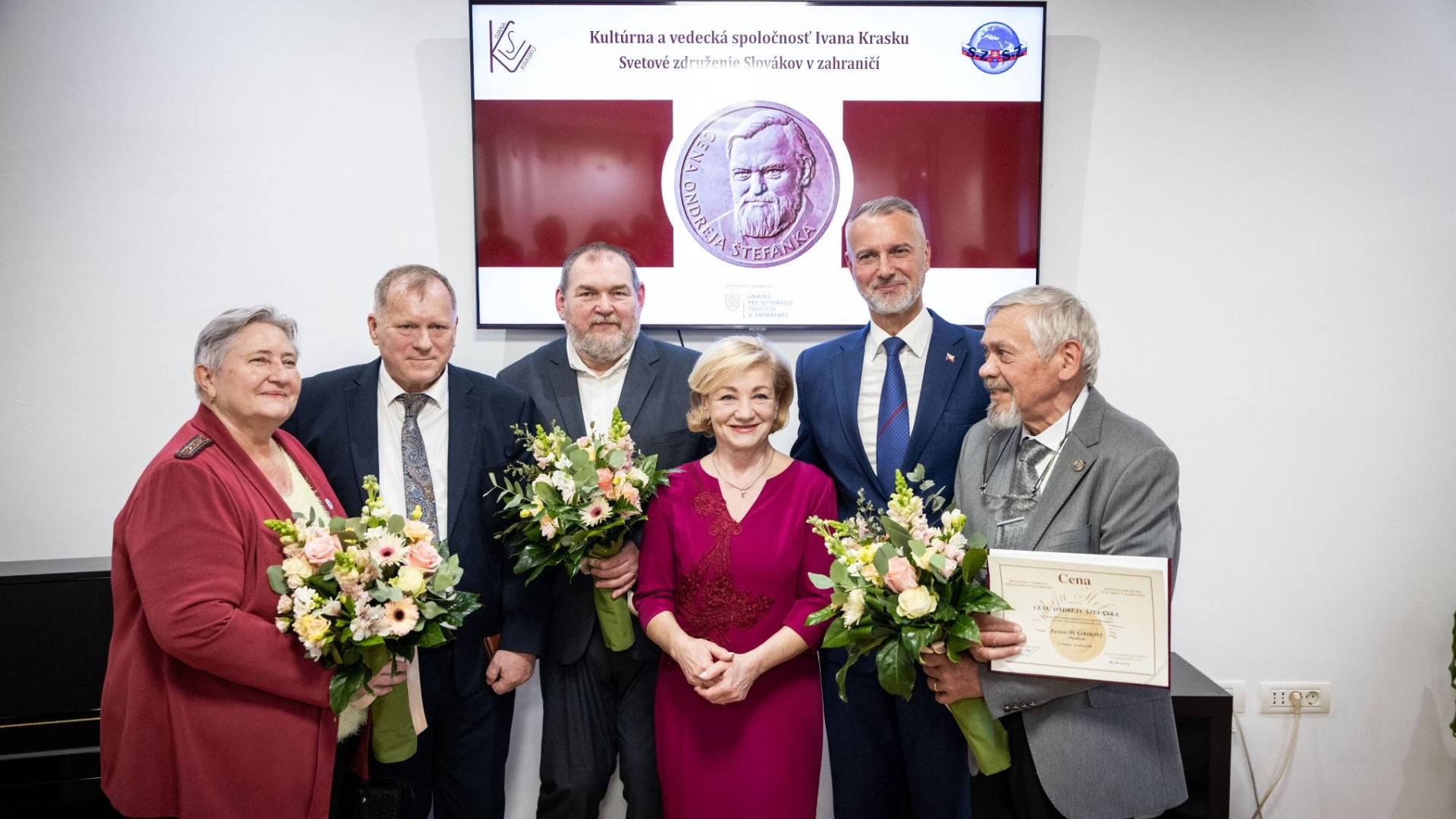 Skupinová foto, ocenení s predsedníčkou, predsedom NR SR Rašim a poslankyňou Lašákovou.