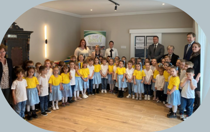 deti, skupinová foto v interiéri