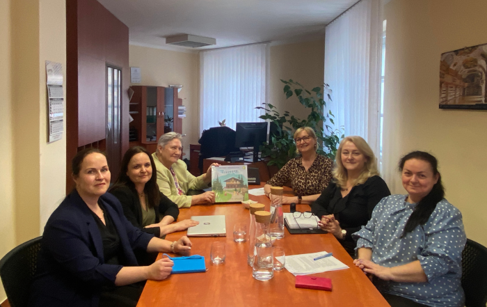 Skupina počas rokovania pri stole