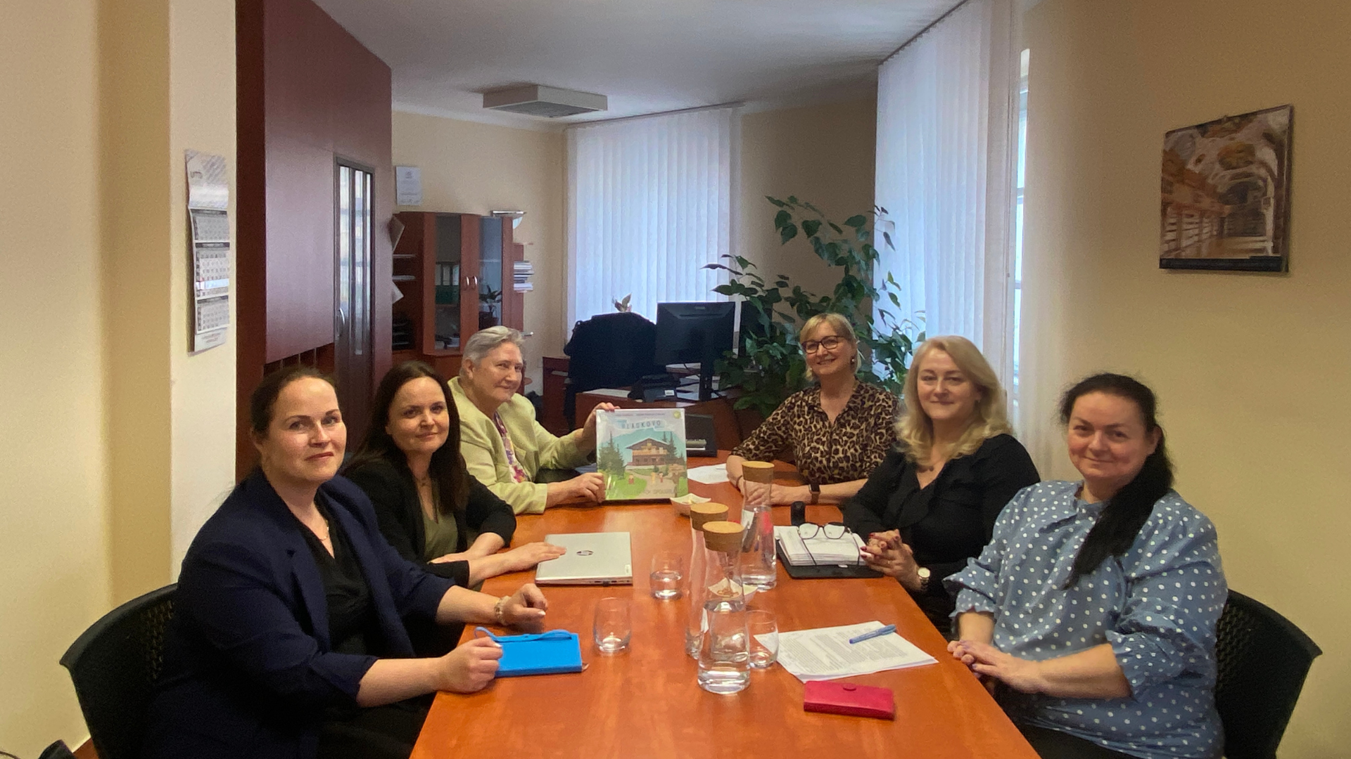 Skupina počas rokovania pri stole