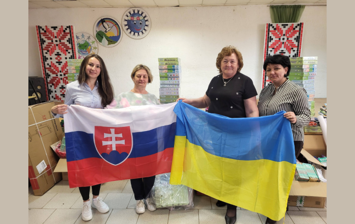 prevzatie pomoci, preberajúce držia slovenskú a ukrajinskú zástavu