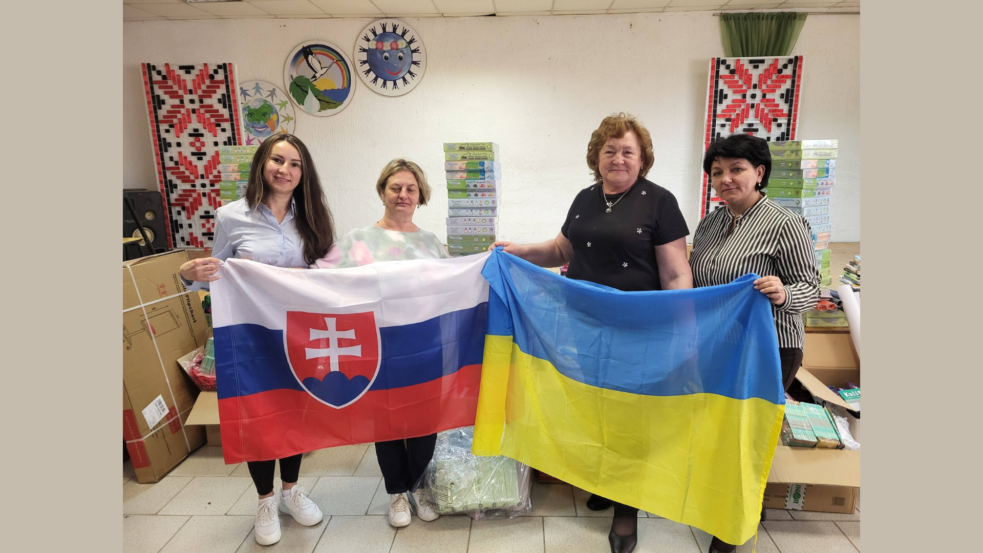 prevzatie pomoci, preberajúce držia slovenskú a ukrajinskú zástavu