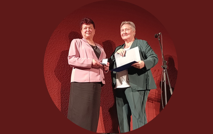 predsedníčka ÚSŽZ a predsedníčka samosprávy na pódiu pri udeľovaní ocenenia