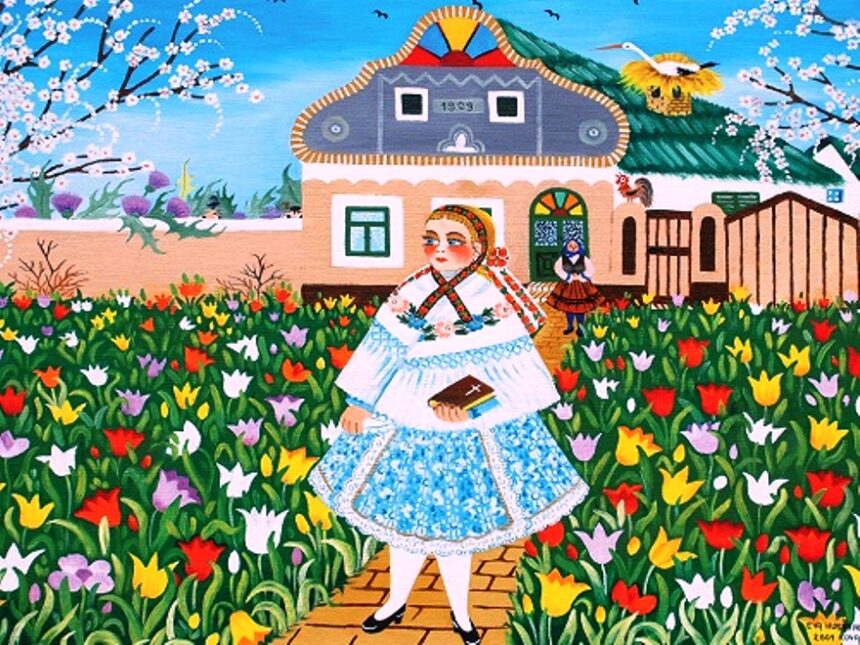 obraz kovačickej insity, žena v kroji na lúke s kvetmi a za ňou tradičný dom