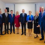 skupinová foto v interiéri pri otváraní konzulátu