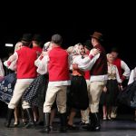 tanečníci, folkloristi v krojoch