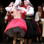 tanečníci, folkloristi v krojoch