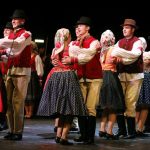 tanečníci, folkloristi v krojoch