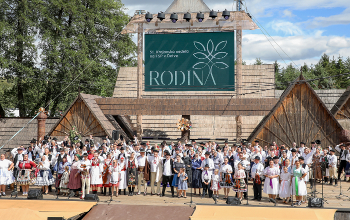 pódium s folkloristami