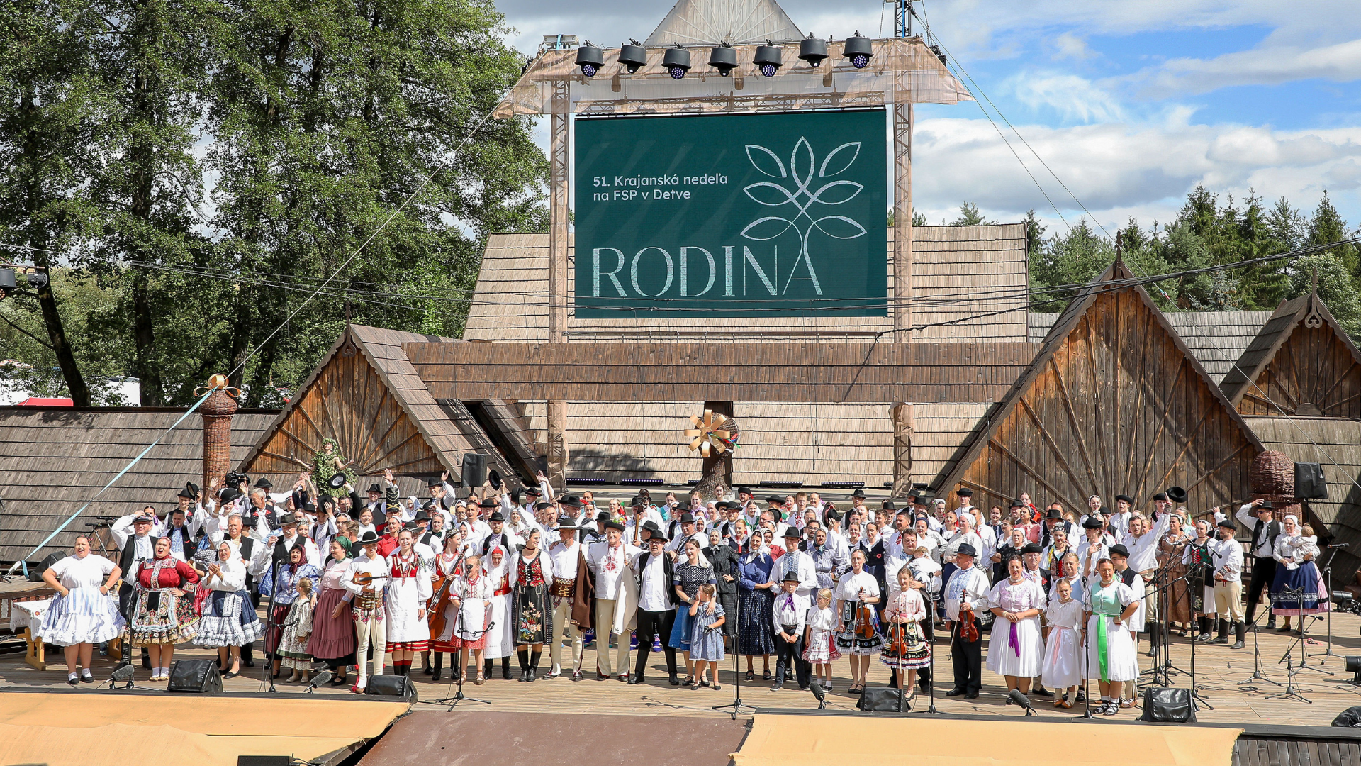 pódium s folkloristami