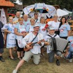 účasníci krajanského dvora, mnohí v krojoch, fotky zachytávajú neformálnu atmosféru