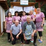účasníci krajanského dvora, mnohí v krojoch, fotky zachytávajú neformálnu atmosféruúčasníci krajanského dvora, mnohí v krojoch, fotky zachytávajú neformálnu atmosféru