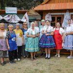 účasníci krajanského dvora, mnohí v krojoch, fotky zachytávajú neformálnu atmosféru