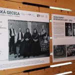 účasníci krajanského dvora, mnohí v krojoch, fotky zachytávajú neformálnu atmosféru