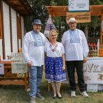 účasníci krajanského dvora, mnohí v krojoch, fotky zachytávajú neformálnu atmosféru