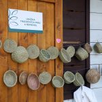 účasníci krajanského dvora, mnohí v krojoch, fotky zachytávajú neformálnu atmosféru