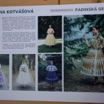účasníci krajanského dvora, mnohí v krojoch, fotky zachytávajú neformálnu atmosféru