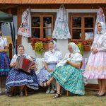 účasníci krajanského dvora, mnohí v krojoch, fotky zachytávajú neformálnu atmosféru