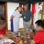 účasníci krajanského dvora, mnohí v krojoch, fotky zachytávajú neformálnu atmosféru