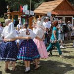 účasníci krajanského dvora, mnohí v krojoch, fotky zachytávajú neformálnu atmosféru