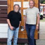 účasníci krajanského dvora, mnohí v krojoch, fotky zachytávajú neformálnu atmosféru