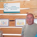 účasníci krajanského dvora, mnohí v krojoch, fotky zachytávajú neformálnu atmosféru