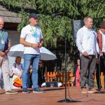 účasníci krajanského dvora, mnohí v krojoch, fotky zachytávajú neformálnu atmosféru