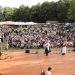 účasníci krajanského dvora, mnohí v krojoch, fotky zachytávajú neformálnu atmosféru